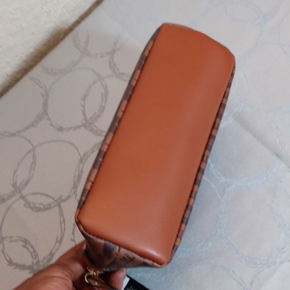 London Fog cosmetic bag - Picture 3 of 6